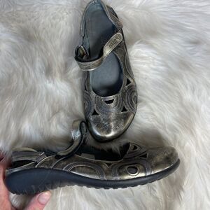 Naot Rongo Distressed Gold/Bronze Metallic Leather Mary Jane Sandals Sz …